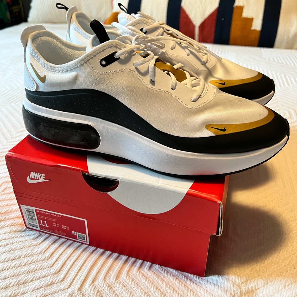 Women’s Nike Air Max Dia with box
